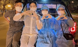 Đỗ Thị Hà, Đỗ Mỹ Linh, Lương Thùy Linh lặn lội trong đêm phát cơm cho xóm nghèo tại Hà Nội