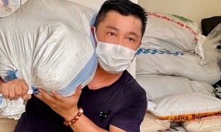 Lý Hùng góp 30 tấn gạo cho người nghèo