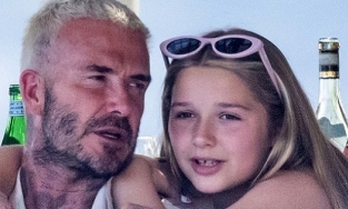 Anh bố 46 tuổi David Beckham lại làm 'náo loạn' bãi biển vì quá đẹp trai