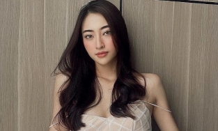 Lương Thùy Linh mặc váy buông lơi dây áo thế này đây