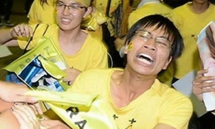 Nam sinh khóc ngất ở sân bay Nội Bài vì gặp thần tượng 9 năm trước giờ ra sao?