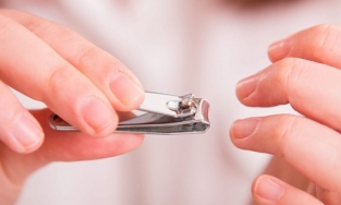 Cắt móng tay, móng chân thành hình tròn hay hình vuông mới đúng?