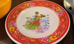 Tiên nữ bê đĩa đào xuất hiện trên chiếc đĩa sứ cô tiên mà nhà nào cũng có là ai?