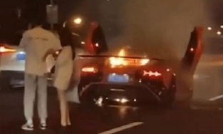 'Phú nhị đại ' xứ Trung thà để siêu xe 21 tỷ cháy rụi, vẫn đứng ôm an ủi bạn gái