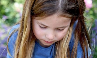 Công chúa Charlotte xinh xắn ở tuổi  trong bức ảnh do Công nương Kate chụp