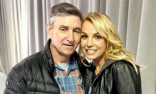 Đơn kiện bị tòa bác bỏ, Britney Spears tiếp tục bị bố đẻ giám hộ