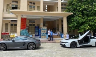 Thủ môn Bùi Tiến Dũng đi thiện nguyện bằng siêu xe, không nề hà tự vác gạo