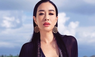 Ngắm thân hình hoàn hảo của ngôi sao gốc Việt Chung Lệ Đề ở tuổi 50