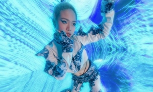 Tlinh xuất hiện tại quảng trường thời đại Mỹ, tên đặt cạnh Billie Eilish