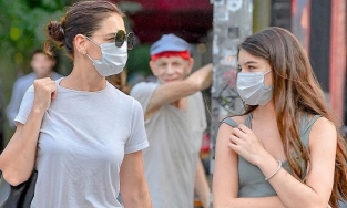 Mặc đồ ở nhà xuống phố, Suri Cruise liên tục lấy tay che chắn