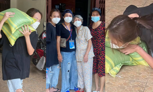 Làm từ thiện cùng mẹ, con gái Phương Thanh vác 20kg gạo