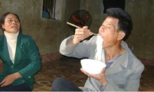 Cuộc sống vất vả của người đàn ông Thanh Hoá ăn 2kg miến, 5 chai mật 1 lúc