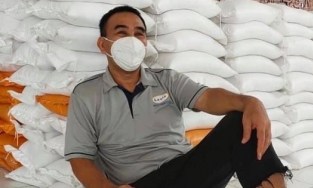 Quyền Linh mải phát gạo không kịp về nhà vì phong tỏa, đành vào chùa tá túc