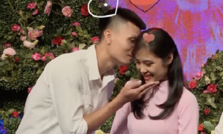 Cô gái lên truyền hình tìm bạn trai 'không có lông chân'