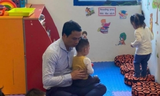 Á hậu Thanh Thanh Tú làm điều hiếm: Đăng ảnh ông xã đại gia chăm sóc con