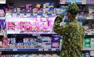 Khoảnh khắc chiến sĩ trẻ bối rối khi đứng ở quầy hàng 'chị em' dậy sóng MXH