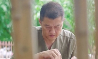 Tài tử Lý Á Bằng bỏ phố về quê làm nông dân, đi chân đất làm vườn