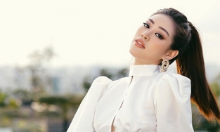 Lên đồ thật 'chất' mà không biết đi đâu, Khánh Vân lên sân thượng chụp hình