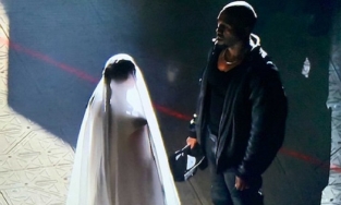 Nghi vấn Kanye West làm đám cưới lần 2 với Kim Kardashian