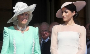 Meghan từng có hành động kiêu ngạo khiến mẹ chồng kế uất ức