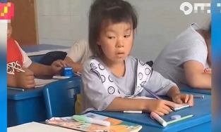 Đi 'quay' bài bị bạn phát hiện, bé gái có biểu cảm không thể nhịn cười 