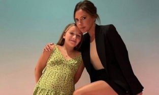 David Beckham và gái út Harper bị lu mờ trước đôi chân của Victoria 