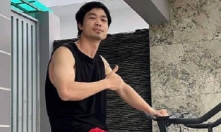 Nghỉ chăm vợ đẻ, 'ông bố bỉm sữa' Công Phượng vẫn khoe cơ bắp cuồn cuộn