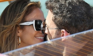 Jennifer Lopez và Ben Affleck quấn quít nhau không rời tại Venice