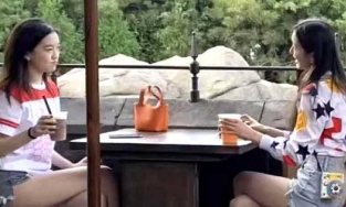 Con gái 15 tuổi của Vương Phi diện túi hiệu 100 triệu đi cafe với bạn