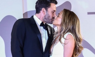 Lần đầu đi thảm đỏ hậu tái hợp, Ben Affleck liên tục ôm hôn Jennifer Lopez 