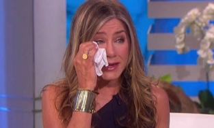 Vợ cũ Brad Pitt - Jennifer Aniston - bật khóc trên truyền hình