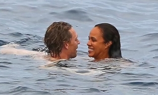 Ngôi sao 'Loki' Tom Hiddleston công khai bạn gái xinh đẹp