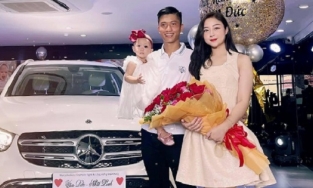 Vừa đoàn tụ, Phan Văn Đức tặng luôn vợ con xế hộp tiền tỷ
