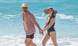 'Nàng Alice' Ashley Greene trong 'Chạng Vạng' tình tứ bên chồng trên bãi biển