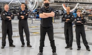 Elon Musk phóng tàu vũ trụ đưa 4 người thường du lịch không gian 3 ngày