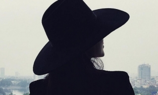 Linh Rin đăng ảnh tối om, Hoa hậu Phạm Hương vẫn vào khen nức nở