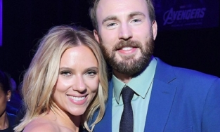 'Caption' Chris Evans thả thính bạn thân Scarlett Johansson