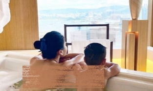 Cựu sao TVB Lâm Thiên Dư bị phản ứng khi đăng ảnh tắm trần với con trai