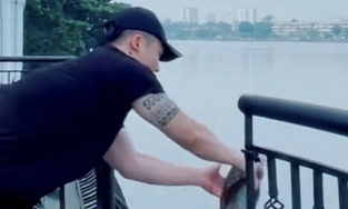 Thả cá phóng sinh, Vũ Khắc Tiệp bị dân mạng phản ứng gắt