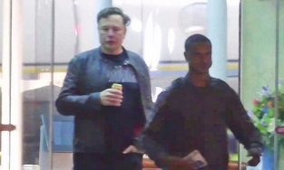 Tỷ phú Elon Musk lần đầu xuất hiện sau khi chia tay ca sĩ Grimes