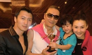 Bố Tạ Đình Phong vừa tặng quà cho Vương Phi liền nổi giận với Trương Bá Chi