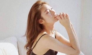 MC Khánh Vy cũng có lúc cãi lời mẹ để đăng ảnh... nội y lên MXH