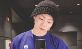 Mặc quần áo của công ty anh trai,  BTS Jungkook bị cáo buộc quảng cáo chui