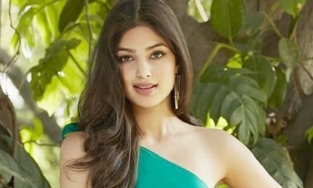 Nhan sắc kiều diễm của mẫu nữ 21 tuổi đăng quang Miss Universe Ấn Độ