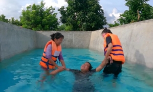 Thơ Nguyễn lại kéo trẻ em vào trò chơi bạo lực mô phỏng Squid Game 