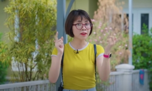 Hết game bạo lực, Thơ Nguyễn lại bày trò 'Thử thách trà sữa lọt khe'.