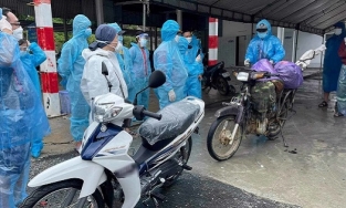 Một đại gia là bạn Cường Đô La mua 15 xe máy tặng bà con khó khăn hồi hương