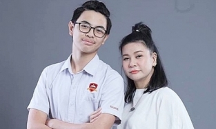 Mẹ nói về rủi ro khi làm từ thiện, con trai Cát Phượng trả lời gì mà được khen hết lời?