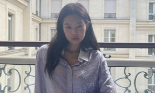 Jennie (BLACKPINK) tung bộ ảnh gợi cảm tại Paris, đôi chân săn chắc 'chiếm sóng'