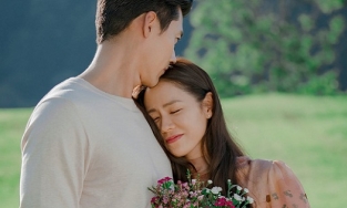 Khoảnh khắc Son Ye Jin - Hyun Bin ôm ấp khi xem lại cảnh hôn của mình